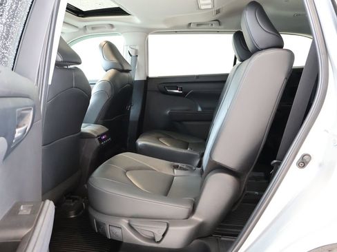Used 2024 Toyota Highlander XLE AWD/4WD image 25