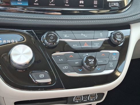 Used 2023 Chrysler Pacifica Touring-L image 16