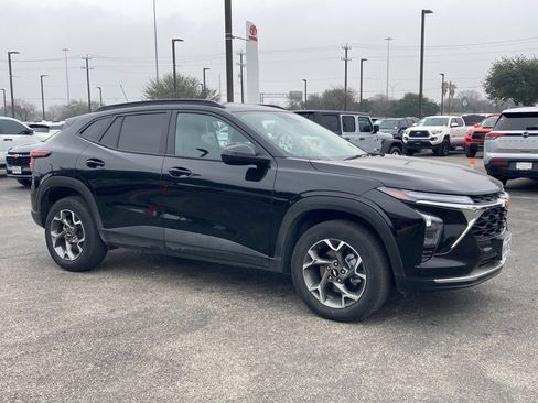 Used 2025 Chevrolet Trax LT image 2