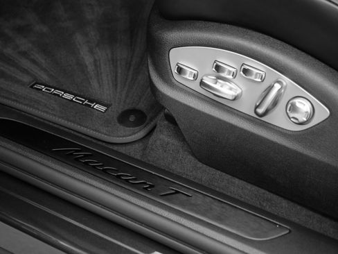 Used 2025 Porsche Macan Turbo image 29