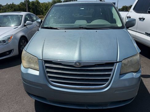 Used 2010 Chrysler Town & Country Touring w/ Entertainment Group #2 FWD image 4