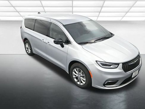 New 2026 Chrysler Pacifica Select image 10