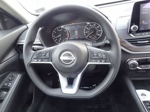 Used 2025 Nissan Altima 2.5 SV FWD image 12