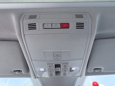 Used 2018 Volkswagen Tiguan SEL Premium image 16