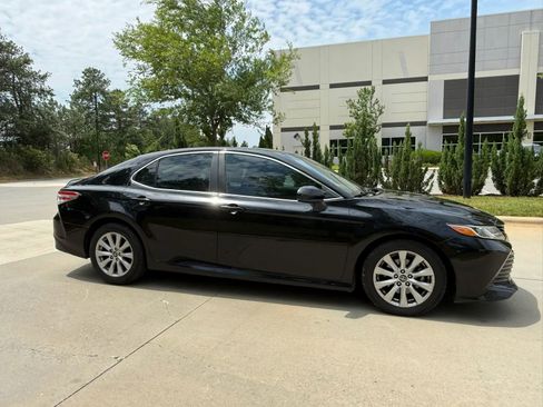 Used 2019 Toyota Camry LE FWD image 3