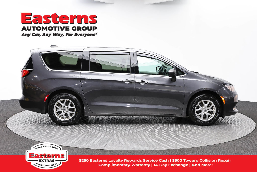 Used 2022 Chrysler Voyager LX FWD image 5