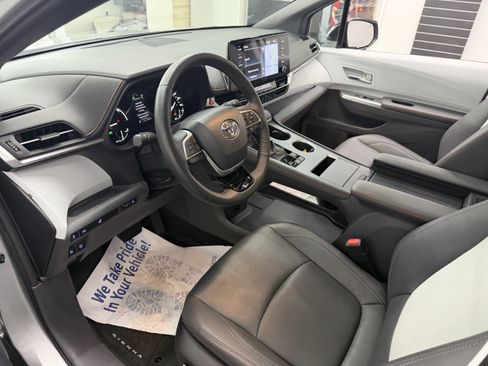 Used 2023 Toyota Sienna XSE AWD/4WD image 15