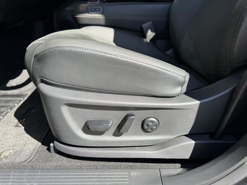 Used 2023 Nissan Ariya FWD image 32