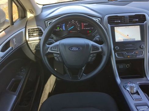 Used 2020 Ford Fusion SE image 18