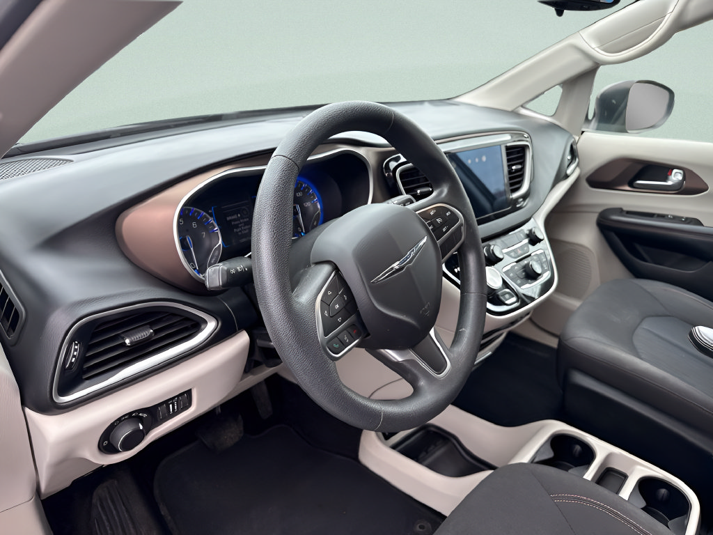 Used 2017 Chrysler Pacifica Touring FWD image 14