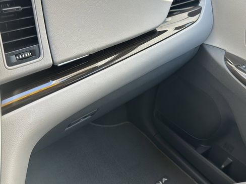 Used 2020 Toyota Sienna XLE FWD image 31