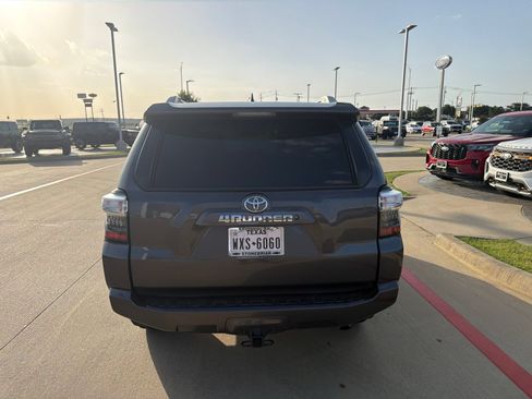 Used 2017 Toyota 4Runner SR5 RWD image 9