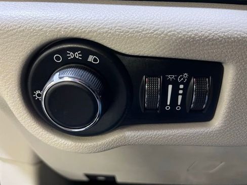 Used 2017 Chrysler Pacifica LX FWD image 16