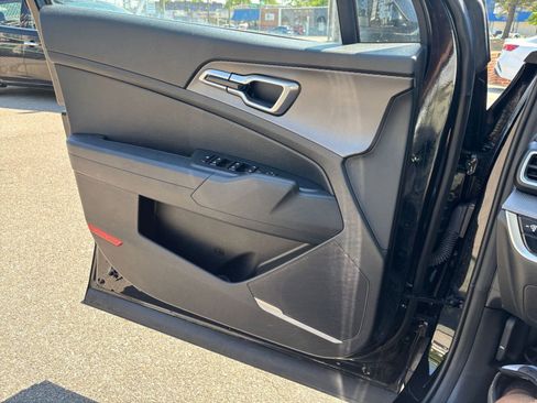 Used 2025 Kia Sportage LX FWD image 18