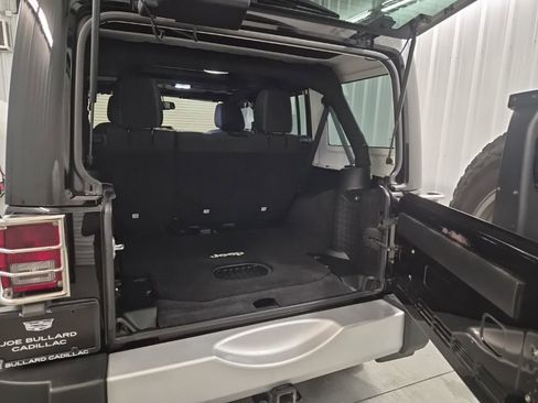 Used 2015 Jeep Wrangler Unlimited Sahara w/ Connectivity Group image 17