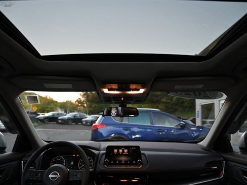 Used 2023 Nissan Rogue SV w/ SV Premium Package image 18