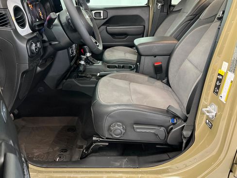 New 2025 Jeep Gladiator Sport AWD/4WD image 17