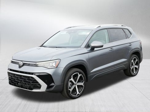 Certified 2025 Volkswagen Taos SEL image 3