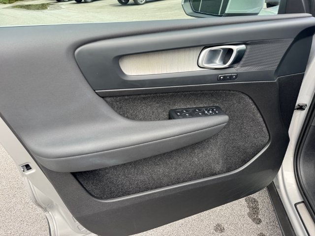 Used 2025 Volvo XC40 B5 Plus AWD/4WD image 11