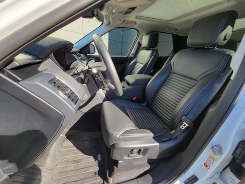 Used 2024 Land Rover Discovery S image 18