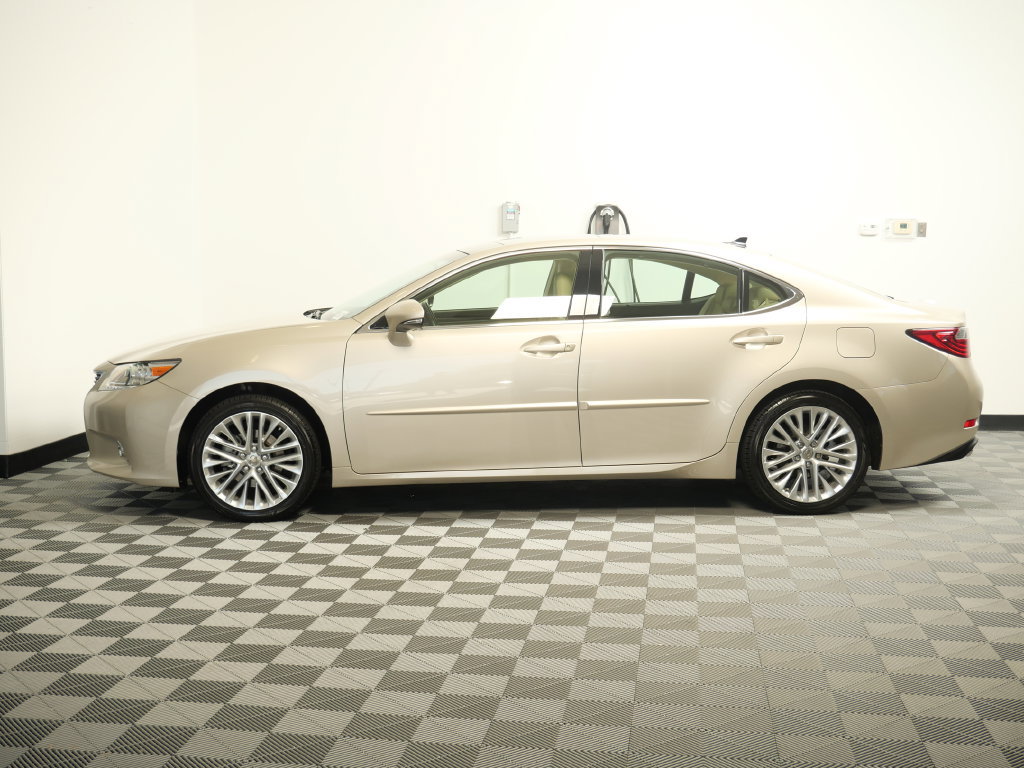 Used 2015 Lexus ES 350 w/ Ultra Luxury Package FWD image 5