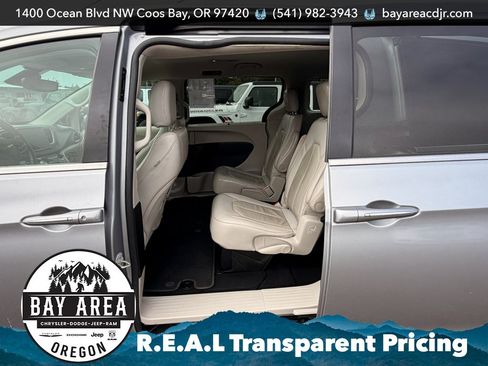 Used 2021 Chrysler Pacifica Touring-L FWD image 15