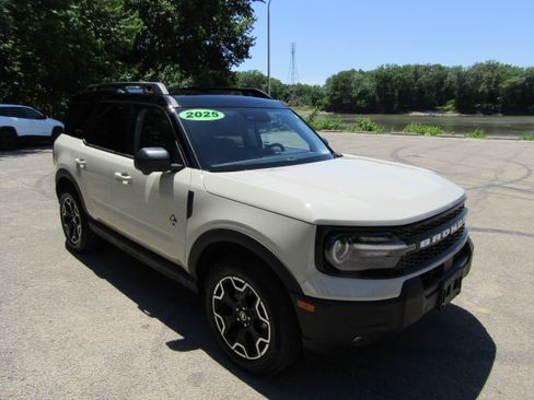 Used 2025 Ford Bronco Sport Outer Banks w/ Outer Banks Tech Package+ AWD/4WD image 6