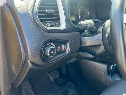 Used 2016 Jeep Renegade Latitude w/ Popular Equipment Group AWD/4WD image 14