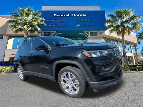 Used 2024 Jeep Compass Latitude image 2