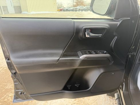 Certified 2022 Toyota Tacoma TRD Off-Road w/ TRD Premium Off Road Package image 8