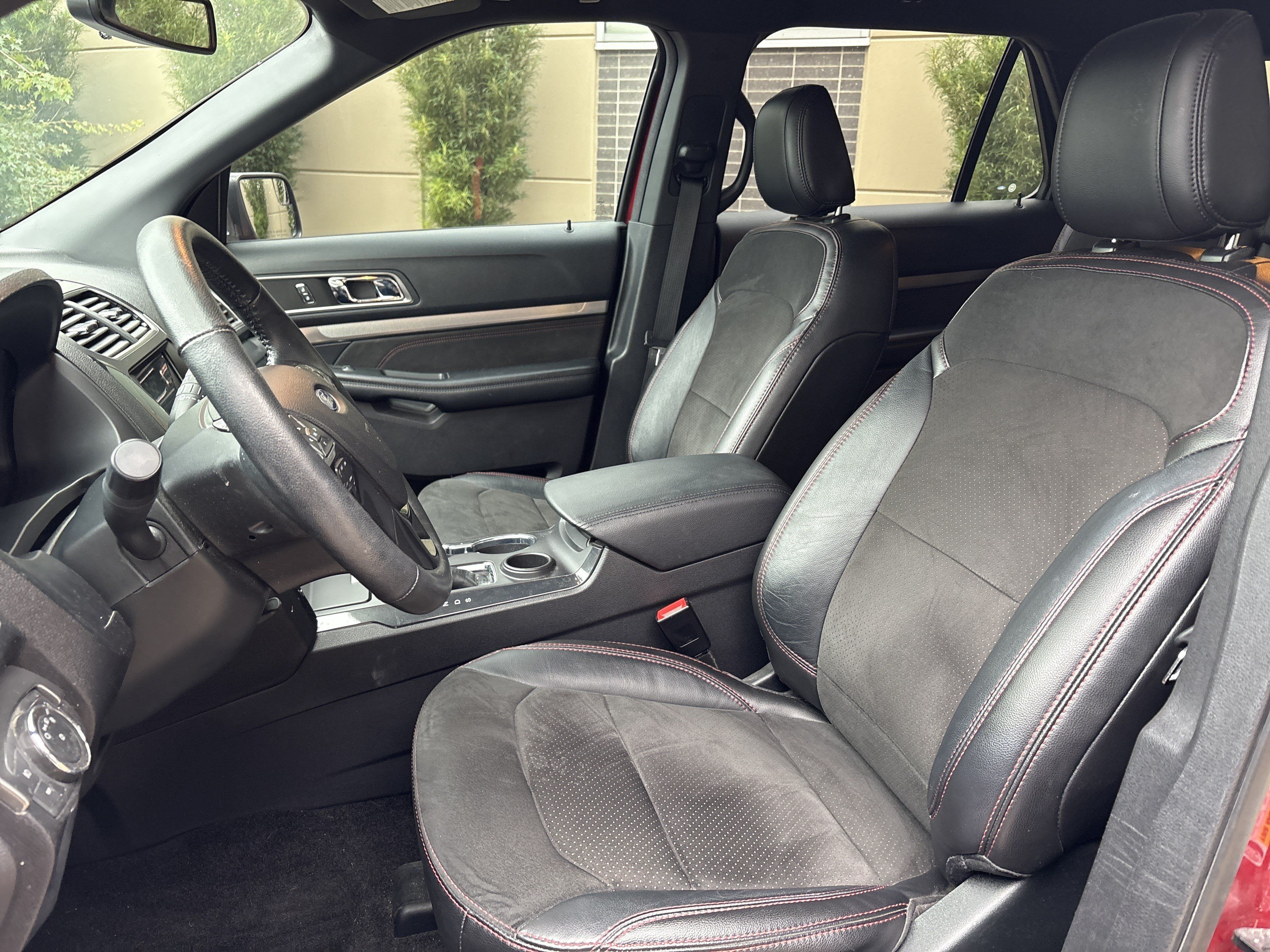 Used 2018 Ford Explorer XLT w/ Equipment Group 202A FWD image 16