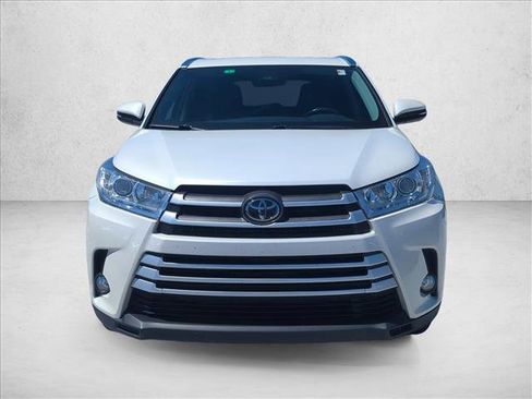 Used 2018 Toyota Highlander XLE image 2