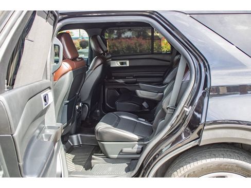 Used 2020 Ford Explorer Platinum w/ Premium Technology Package AWD/4WD image 18