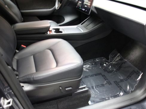 Used 2022 Tesla Model Y Long Range image 38