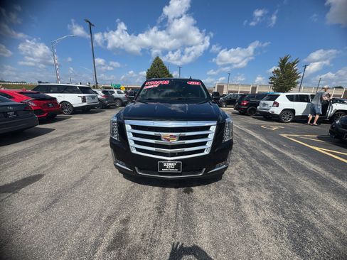 Used 2016 Cadillac Escalade Luxury AWD/4WD image 2
