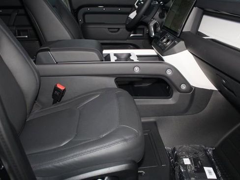 New 2026 Land Rover Defender 130 X-Dynamic SE image 3