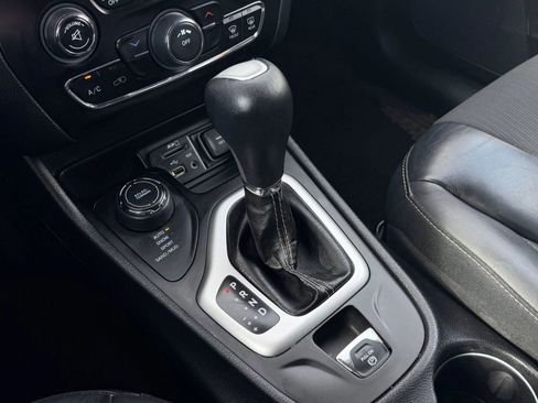 Used 2018 Jeep Cherokee Latitude Plus w/ Cold Weather Group AWD/4WD image 25