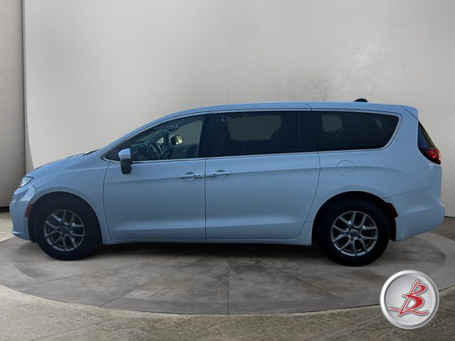 Used 2023 Chrysler Pacifica Touring-L FWD image 4