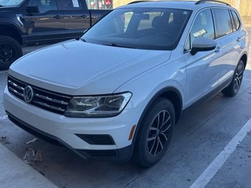 Used 2021 Volkswagen Tiguan SE image 3