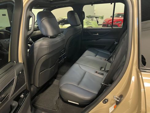 Used 2025 Lexus LX 700h Overtrail image 31