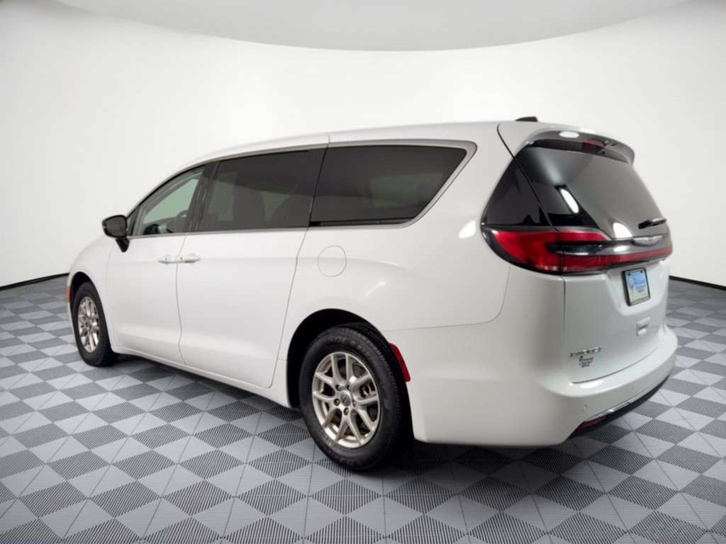 Used 2024 Chrysler Pacifica Touring-L FWD image 3