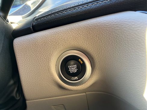 Used 2024 Chrysler Pacifica Select image 25