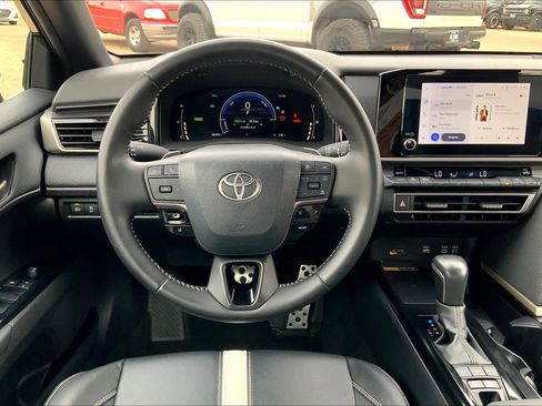 Used 2025 Toyota Camry SE image 5