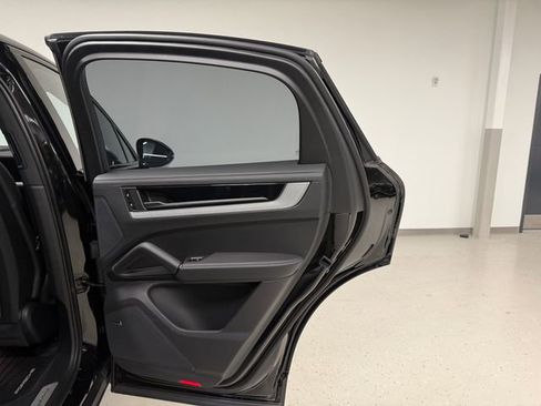 Certified 2024 Porsche Cayenne Coupe image 38