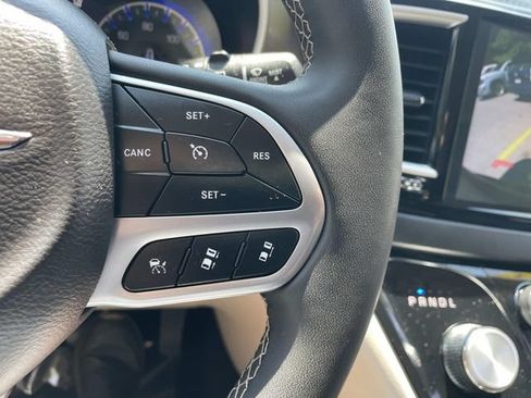 Used 2024 Chrysler Pacifica Touring-L FWD image 31