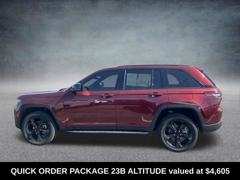 Used 2023 Jeep Grand Cherokee Altitude image 2