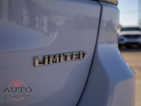Used 2022 Jeep Grand Cherokee Limited w/ Trailer Tow Group IV image 14