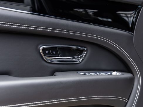 Used 2023 Bentley Bentayga AWD/4WD image 20