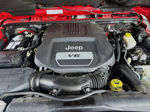 Used 2016 Jeep Wrangler Unlimited Sahara w/ Connectivity Group image 30