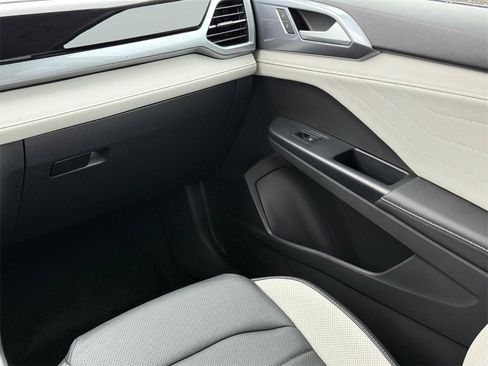 Certified 2025 Volkswagen Taos SEL image 15